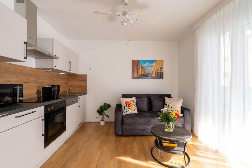 Sunny 1Br Home With Balcony By Hm เวียนนา ภายนอก รูปภาพ