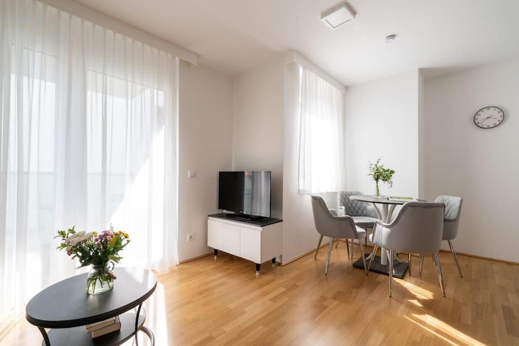 Sunny 1Br Home With Balcony By Hm เวียนนา ภายนอก รูปภาพ