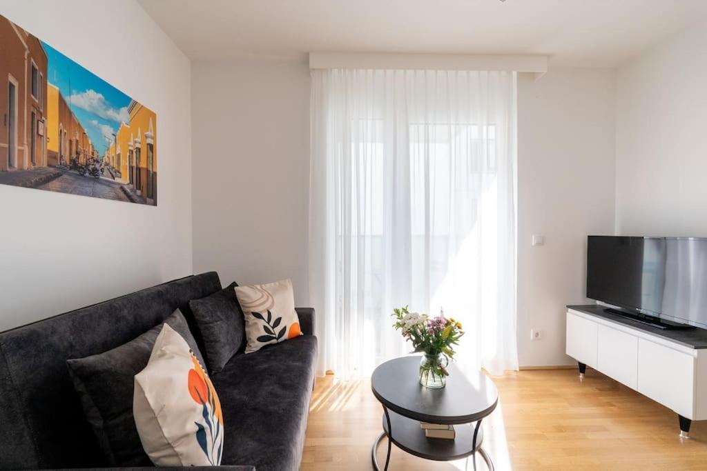 Sunny 1Br Home With Balcony By Hm เวียนนา ภายนอก รูปภาพ