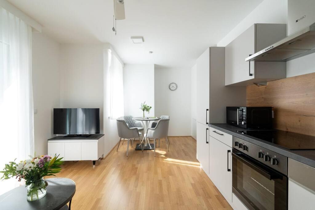 Sunny 1Br Home With Balcony By Hm เวียนนา ภายนอก รูปภาพ