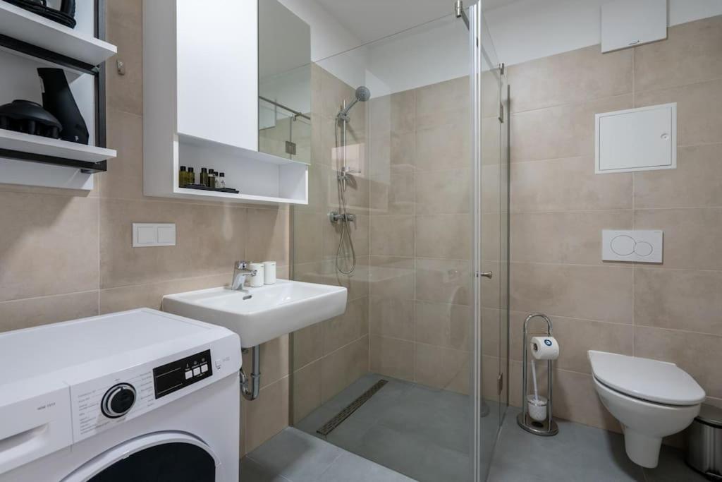 Sunny 1Br Home With Balcony By Hm เวียนนา ภายนอก รูปภาพ